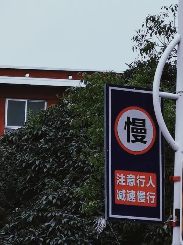 想保持快乐心情，降低期待是秘诀。人不快乐大多源于期待高，期待他人理解、付出有回报