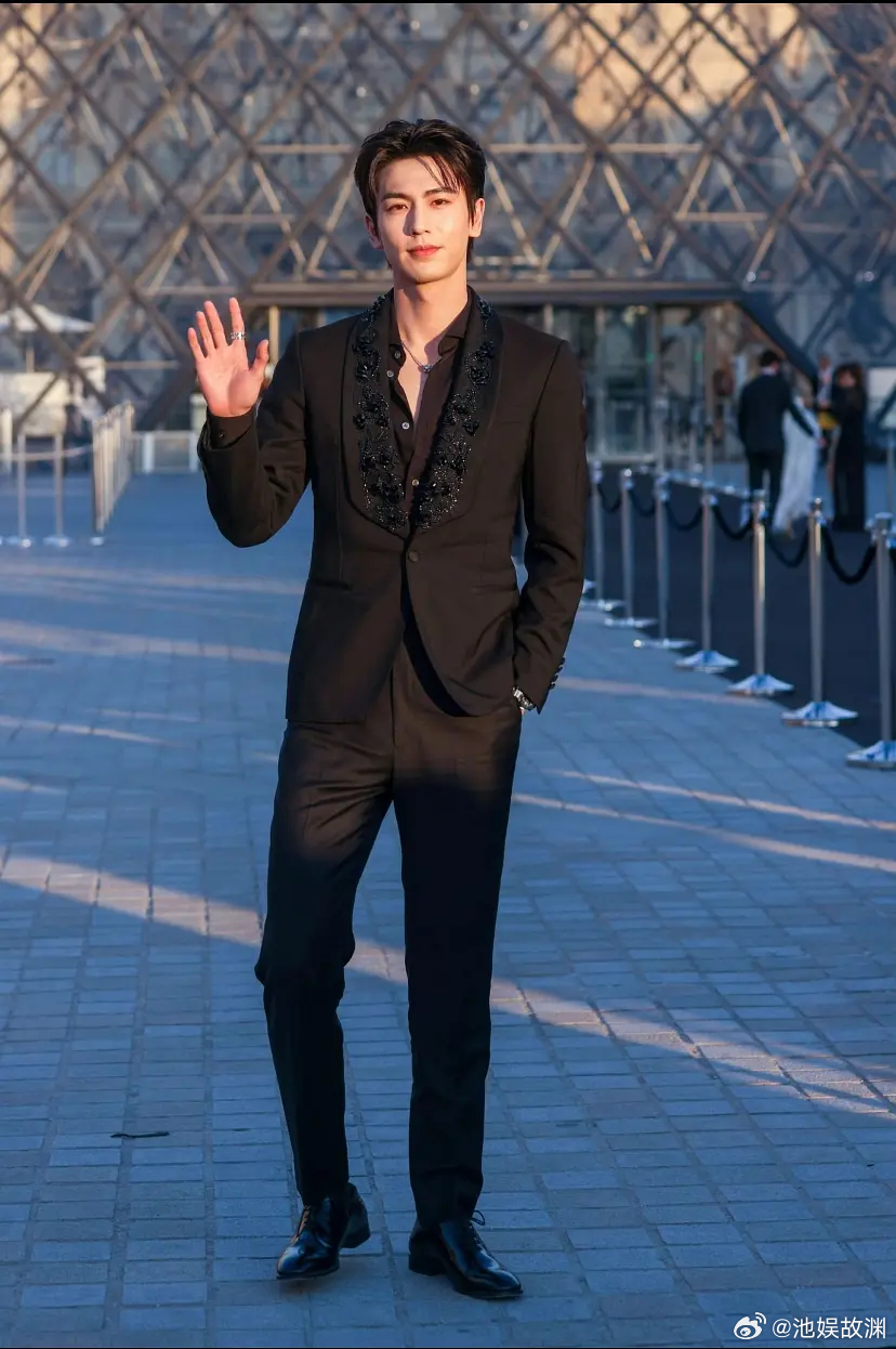 不懂就问张凌赫身材真是五五分吗 