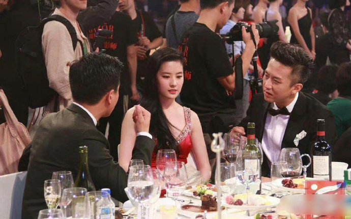 刘亦菲：要不我起身，你俩慢慢聊！ ​ ​​​