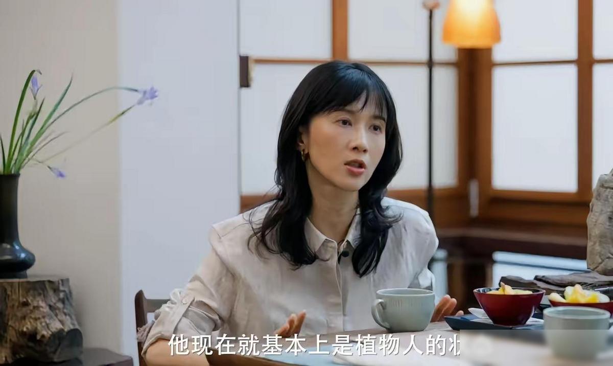 papi酱告诉窦文涛，她父亲自从植物人状态后，不仅血压正常，

连一些老毛病，好
