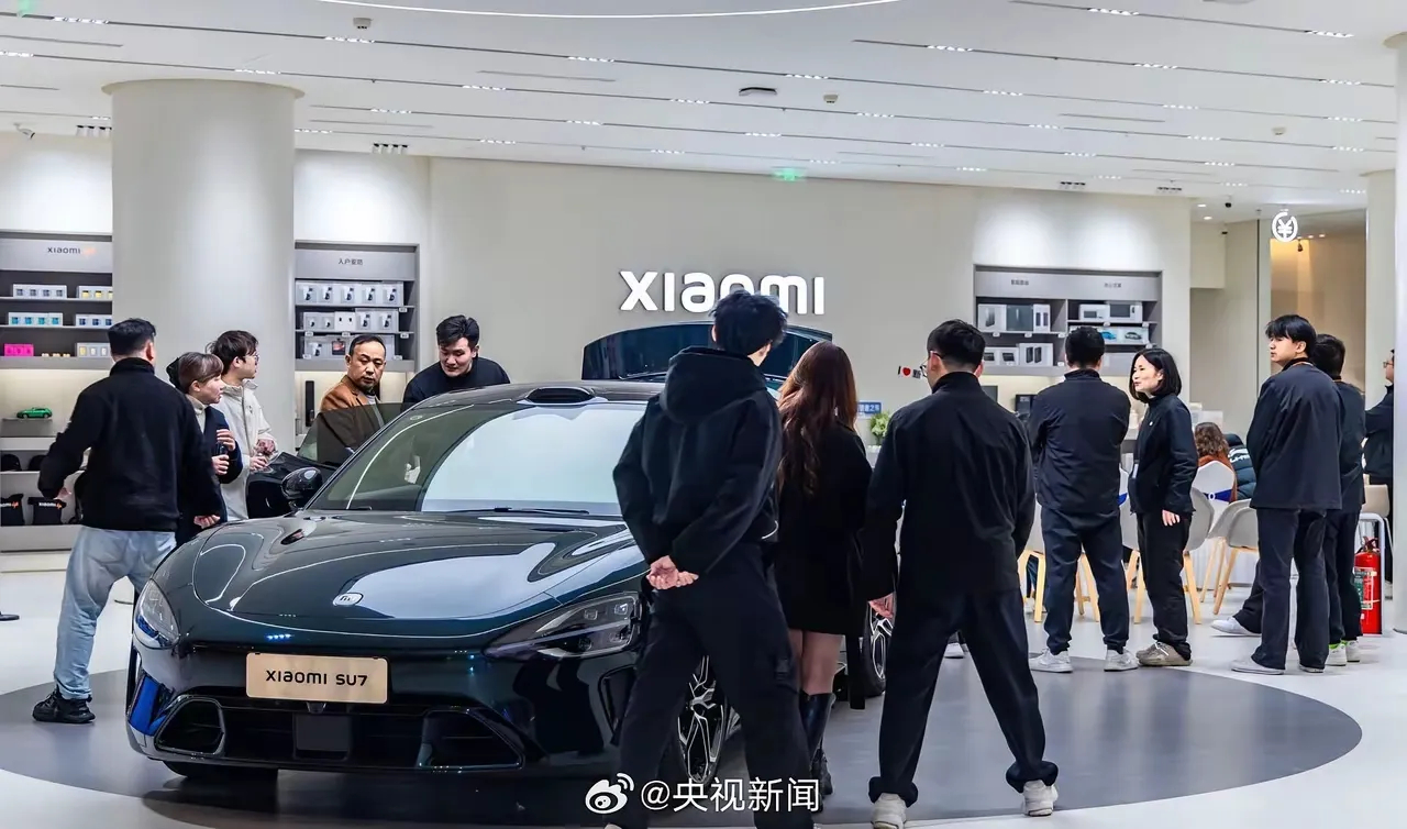 雷军感谢央视肯定一个经常惹非议的汽车品牌却每次都被央视新闻背书！这背后释放的什么