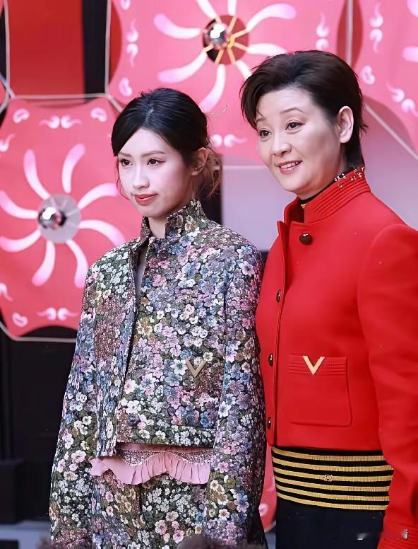冯小刚的女儿在上海首秀翻车了，
她和母亲徐帆同步亮相，
一身花衣服被网友嘲笑，