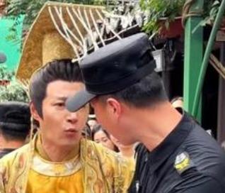 演员郑国霖回应称，去景区上班被保安拦下这件事是真的，不是剧本。
8月5日下午，郑
