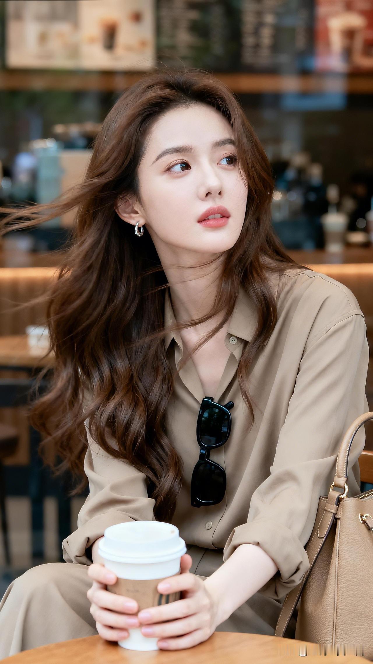 茶香飘溢处，美人倚窗思。怎样完成气质风穿搭 咖啡时光 咖啡馆里的一抹温柔，沉醉在
