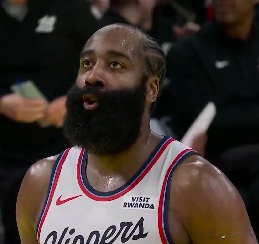 25场比赛打完！！！
快船各项数据目前在联盟的排名！！！
场均出手：84.2次（