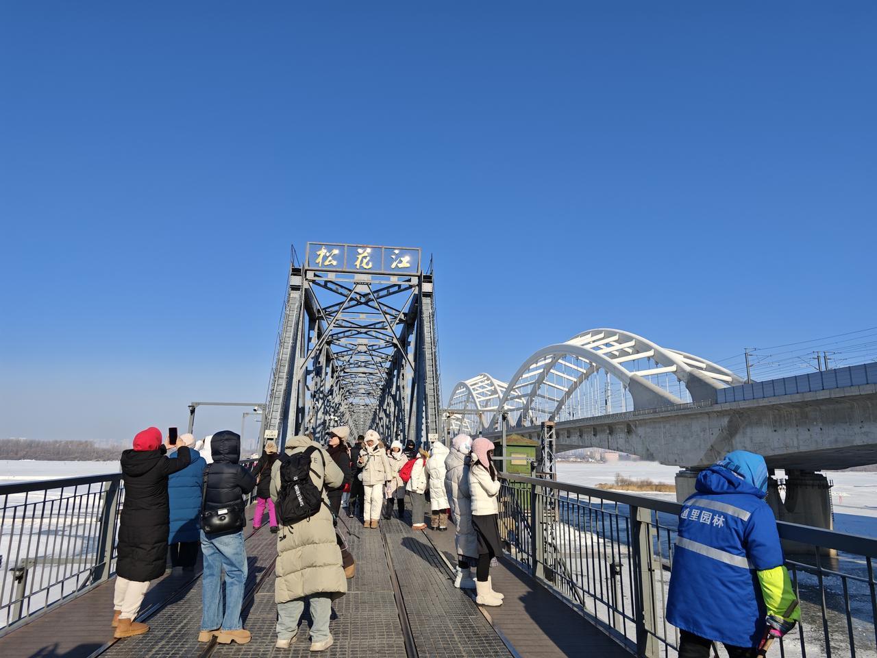 风里都是这座城的浪漫与力量。