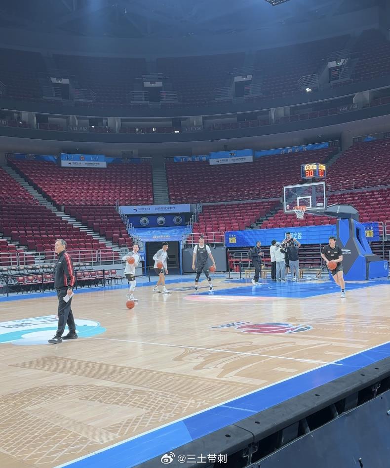 北京男篮vs广州男篮 北京首钢踩场，赵睿、雷蒙、小曾缺席。简单了解了一下，赵睿是