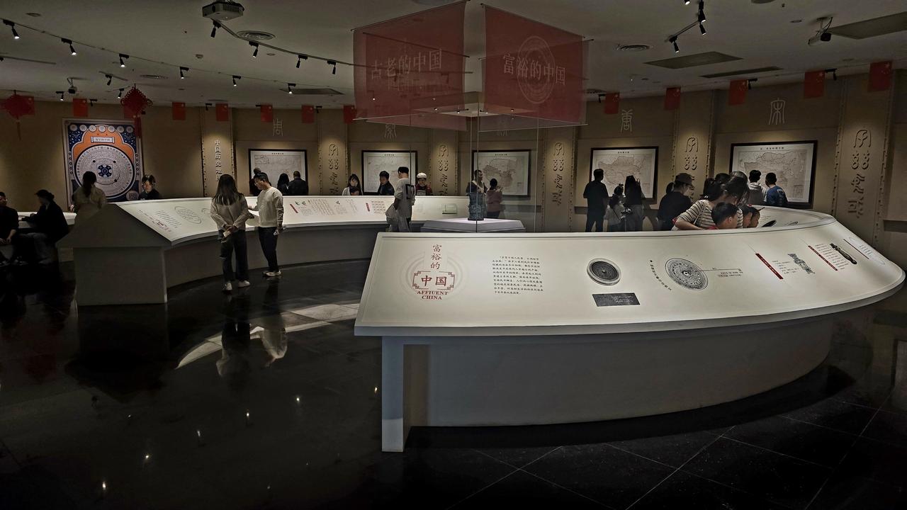 古代铜镜是以青铜铸造的照容器具，亦为承载工艺与审美的艺术品。它始于齐家文化，商周