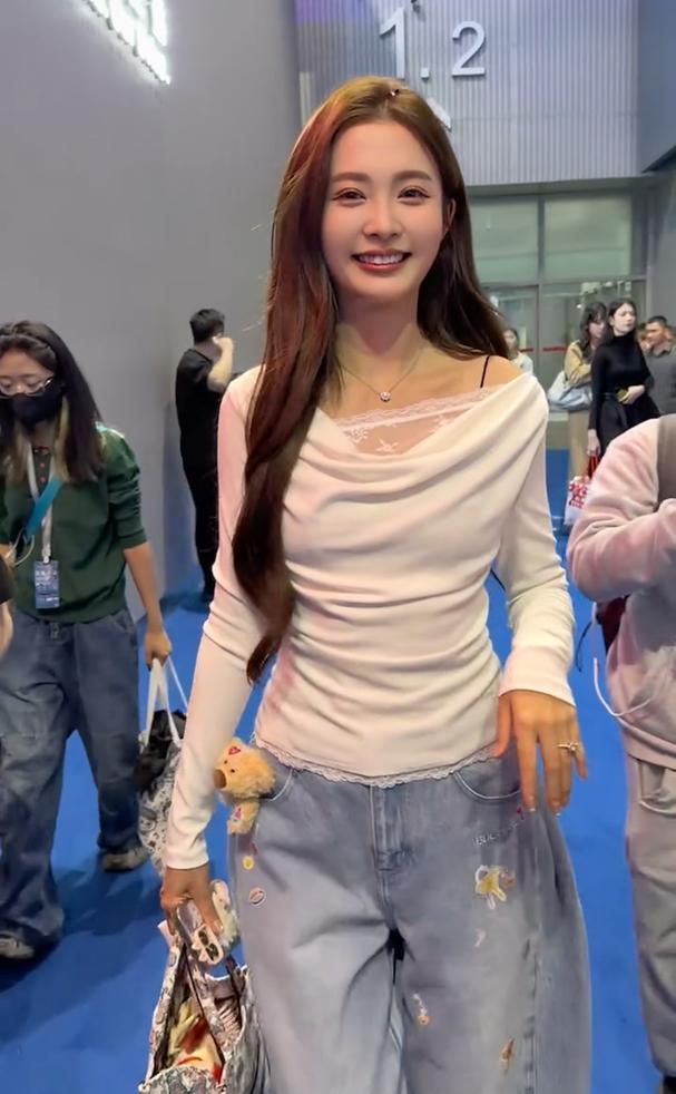 女人这辈子都要拼命赚钱，钱才是自己最大的底气。别人给的是施舍，自己赚的才是江山。