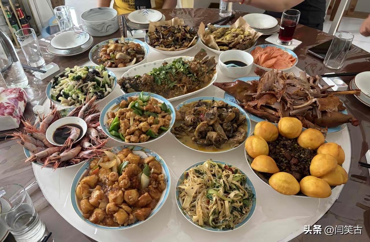 东北人待客，真的是太实在了。八个人，做这么多菜。中西方饮食文化方面有很大差异。中