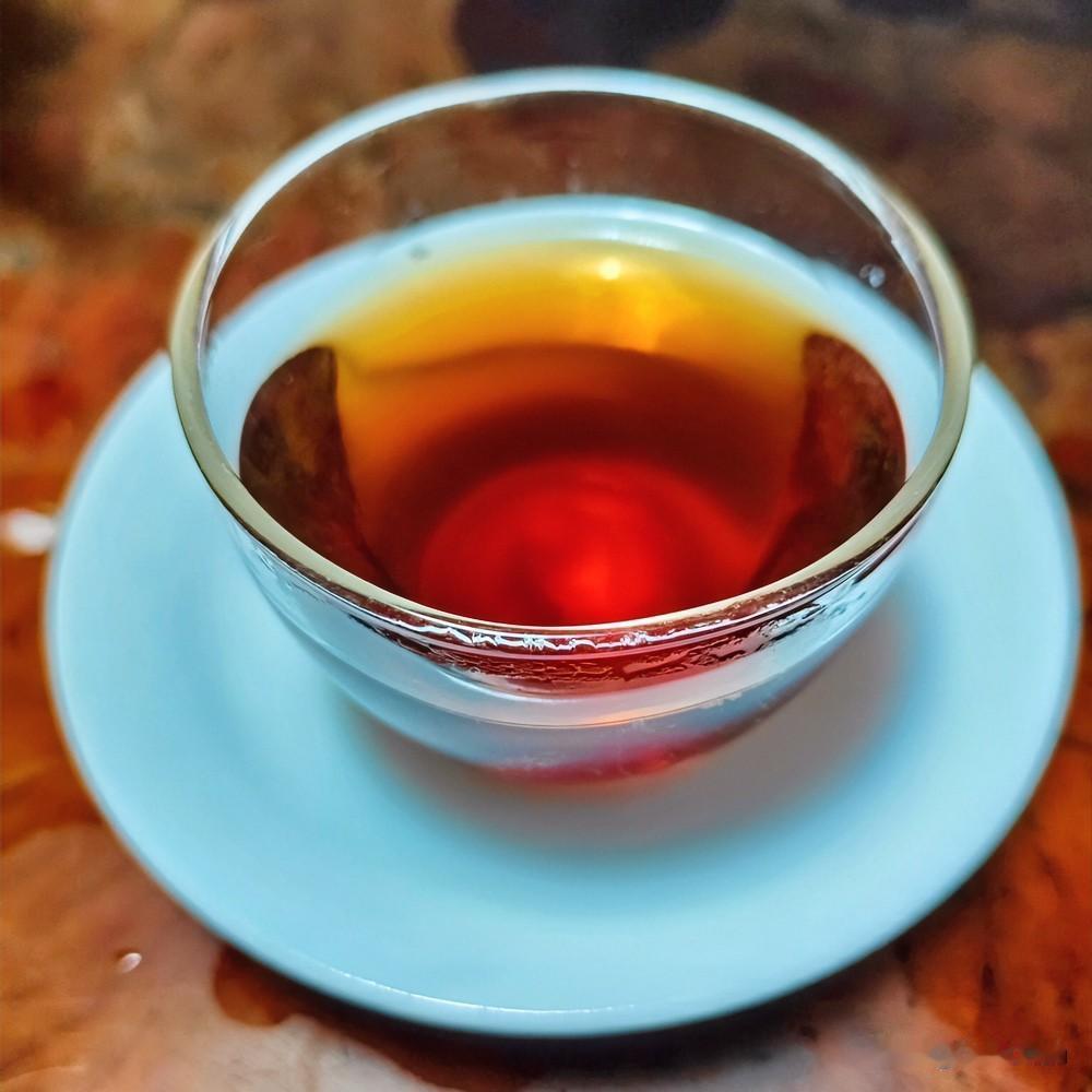 《慢中真味·定风波》
沸水倾杯叶自旋，青瓷深处意千般。慢煮时光味始绵，凝睇，锋芒