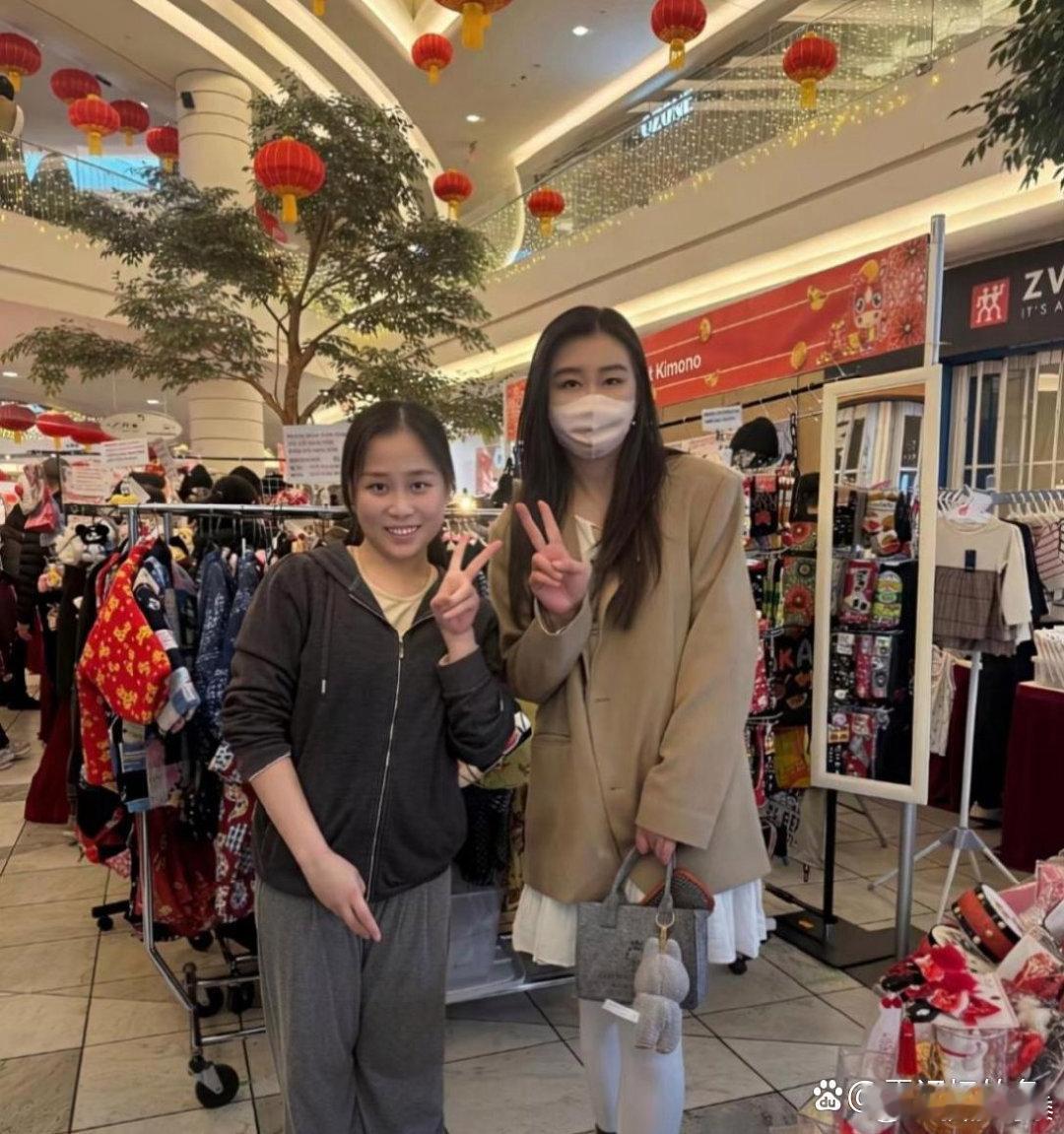 商场偶遇王祖贤。她看着一点儿也不像60岁了。 