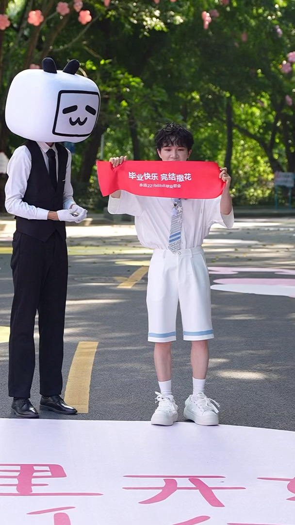 周深剪彩用的雷霆大剪刀 物理意义上的“走花路”演变成了大型翻车小品现场！看着周深