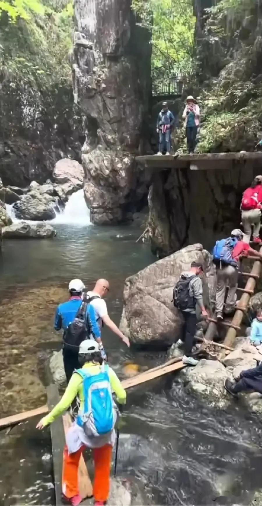 台州那两名男女游客，居然在涨水前后，没察觉脚下的木板变化，就这么轻易落水了。你瞧