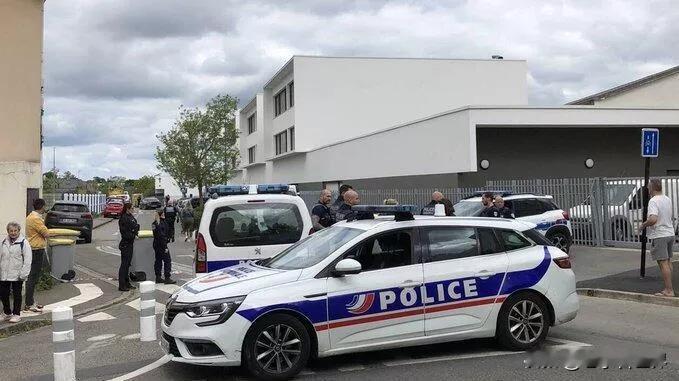 【在法国，一名市长在选举失利后被发现死亡】
巴黎时间2026年3月16日，法国《