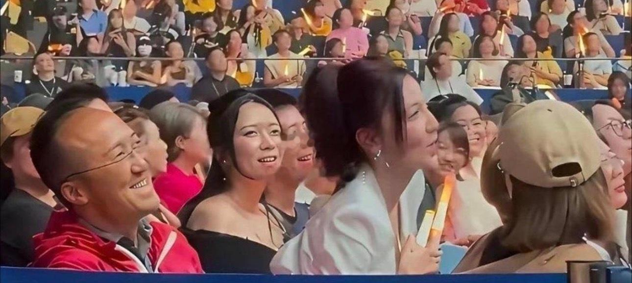 看到这个女的长相，就知道这个男的已经财富自由了 