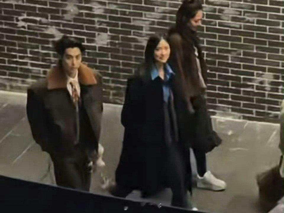 王鹤棣沈月看代拍的反应阿也，棣月系又上大分了啊，沈月去了王鹤棣的中学，还看了一下