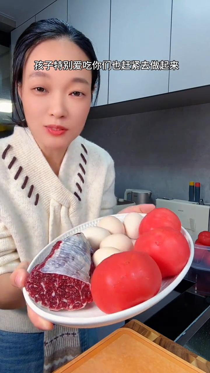 春天是孩子的猛长期，一定要给孩子安排这道番茄鸡蛋炒牛肉，蛋白质满满，汤汁拌饭孩子