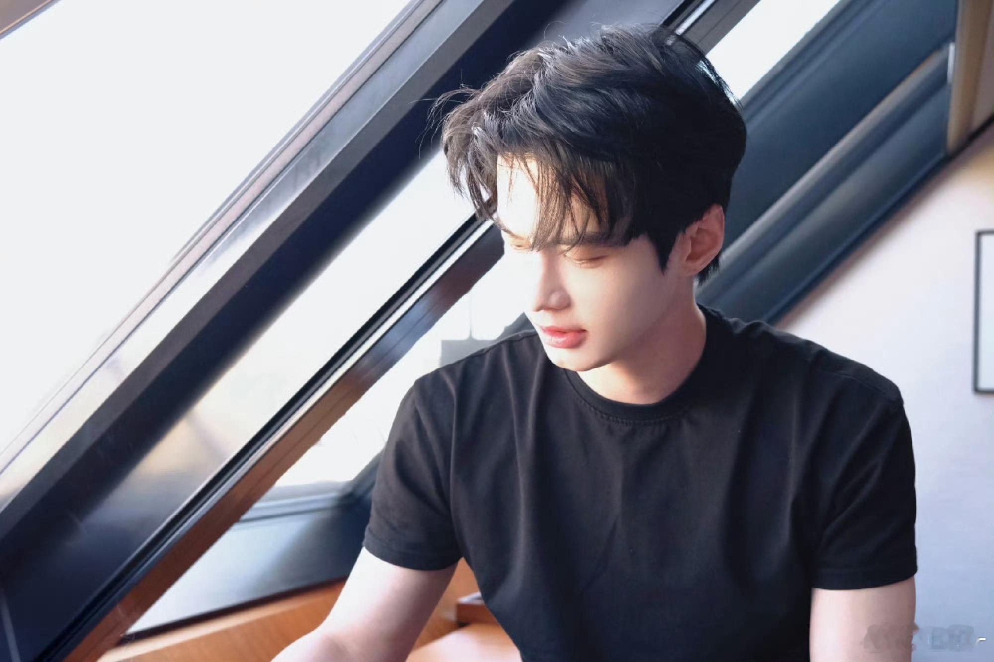 何与商务何与一周官宣三个代言 别人是金三银四，何与是一周三宣。商务价值🐂 