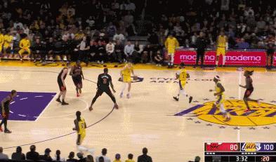 拉塞尔杀疯了，三分线外已经10中7！
北京时间1月26日，湖人与公牛的比赛进行至