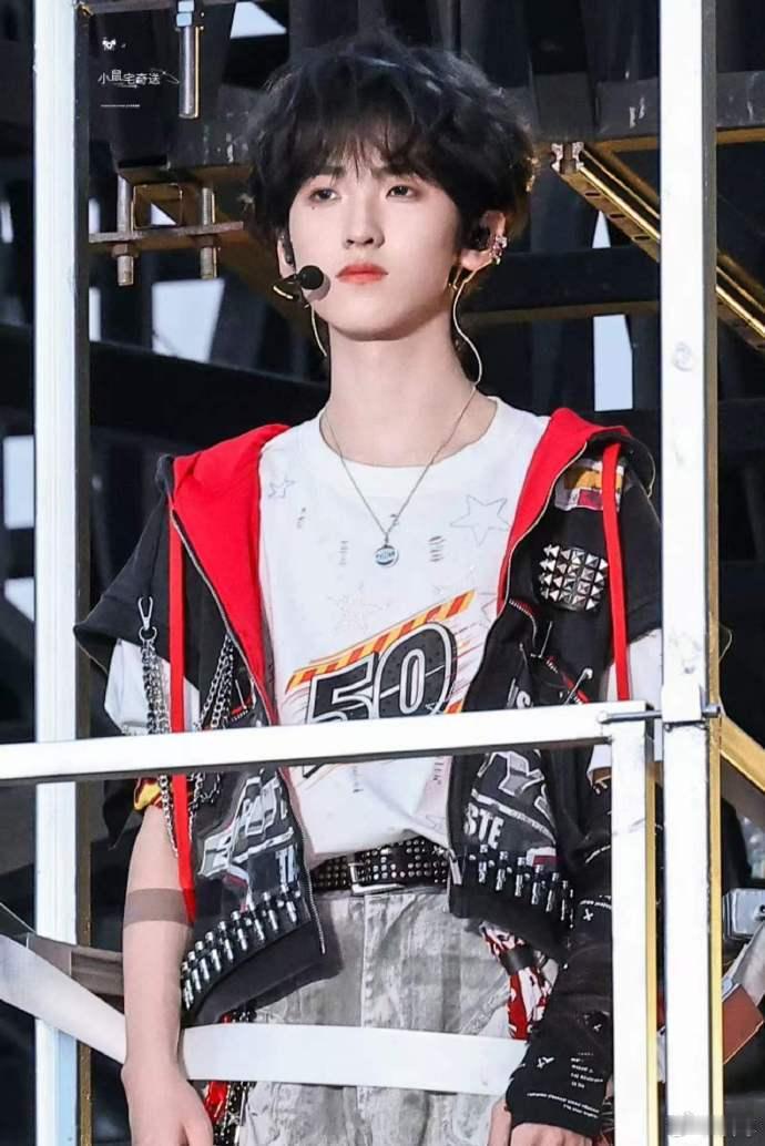 左奇函摇滚风卷毛真的要夸夸这次的造型，左奇函一头蓬松卷毛，氛围感直接到位，褪去乖