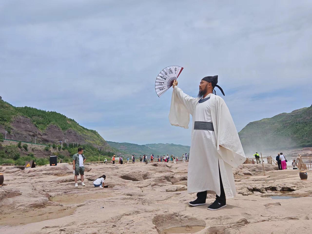 壶口瀑布惊现诗仙‌。陕西延安，宜川壶口瀑布之畔，“李白斗酒诗百篇”的豪迈身影踏浪