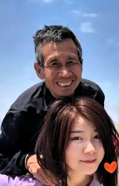 看哭了！河南50岁光棍捡回女婴，被怒怼“穷到捡破烂为啥捡我”，多年后女孩用双臂将