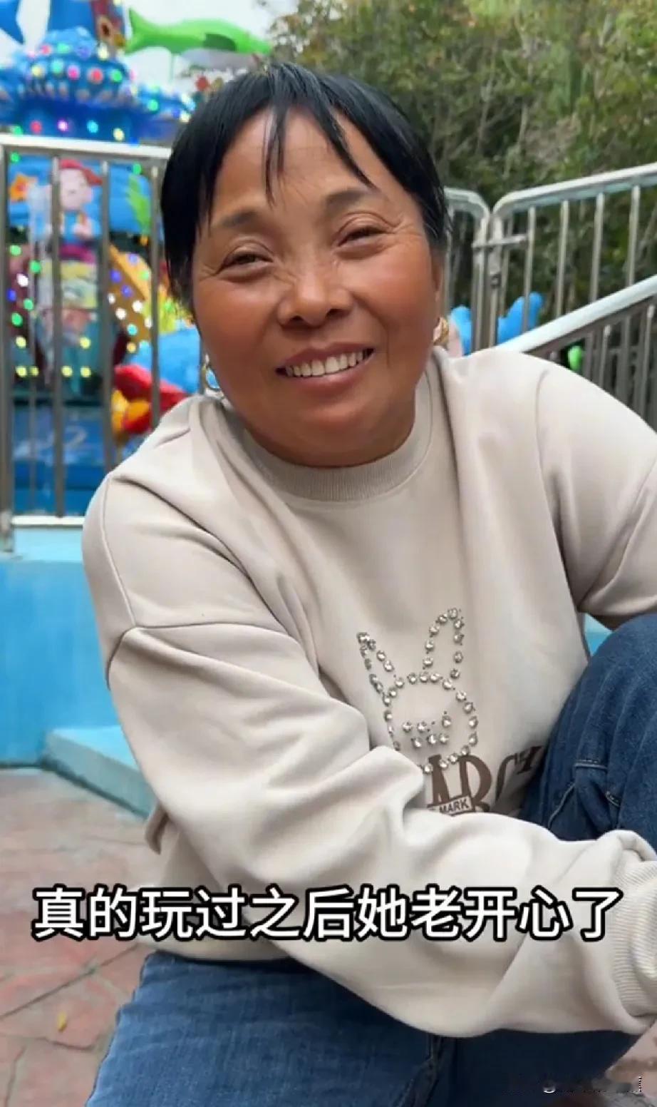 婆婆对欣欣太好了，明明自己害怕坐海盗船，却为了欣欣能开心，二话不说坐了上去。给这