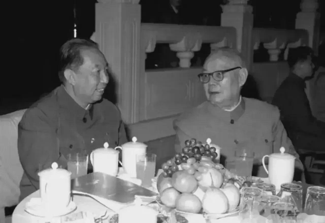 1977年10月1日晚，国庆28周年。华主席、叶副主席在天安门城楼上与北京广大市