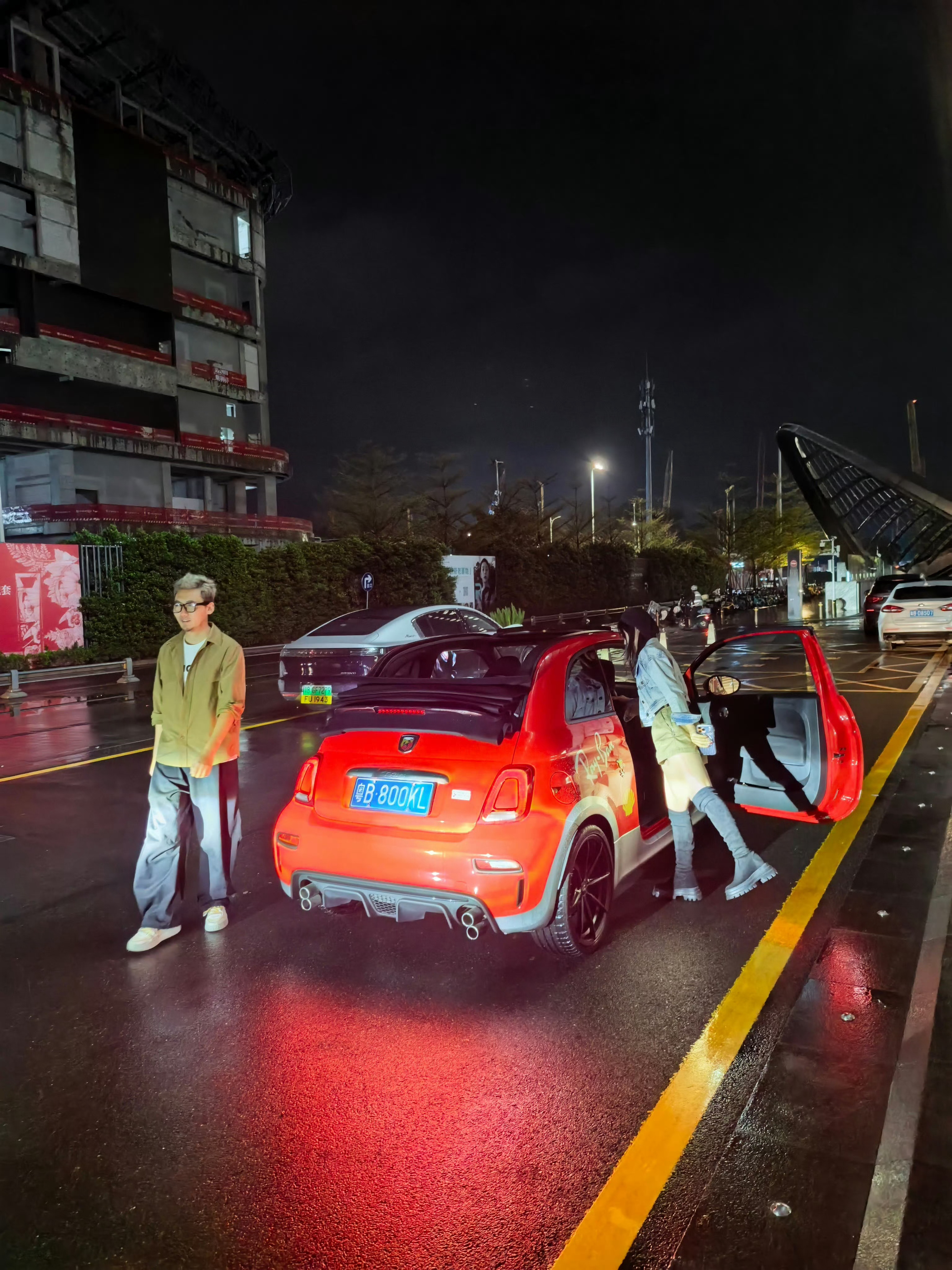 深圳一年差不多有5个月适合开敞篷， 年底11月-次年4月，哦这么看，有6个月了哈