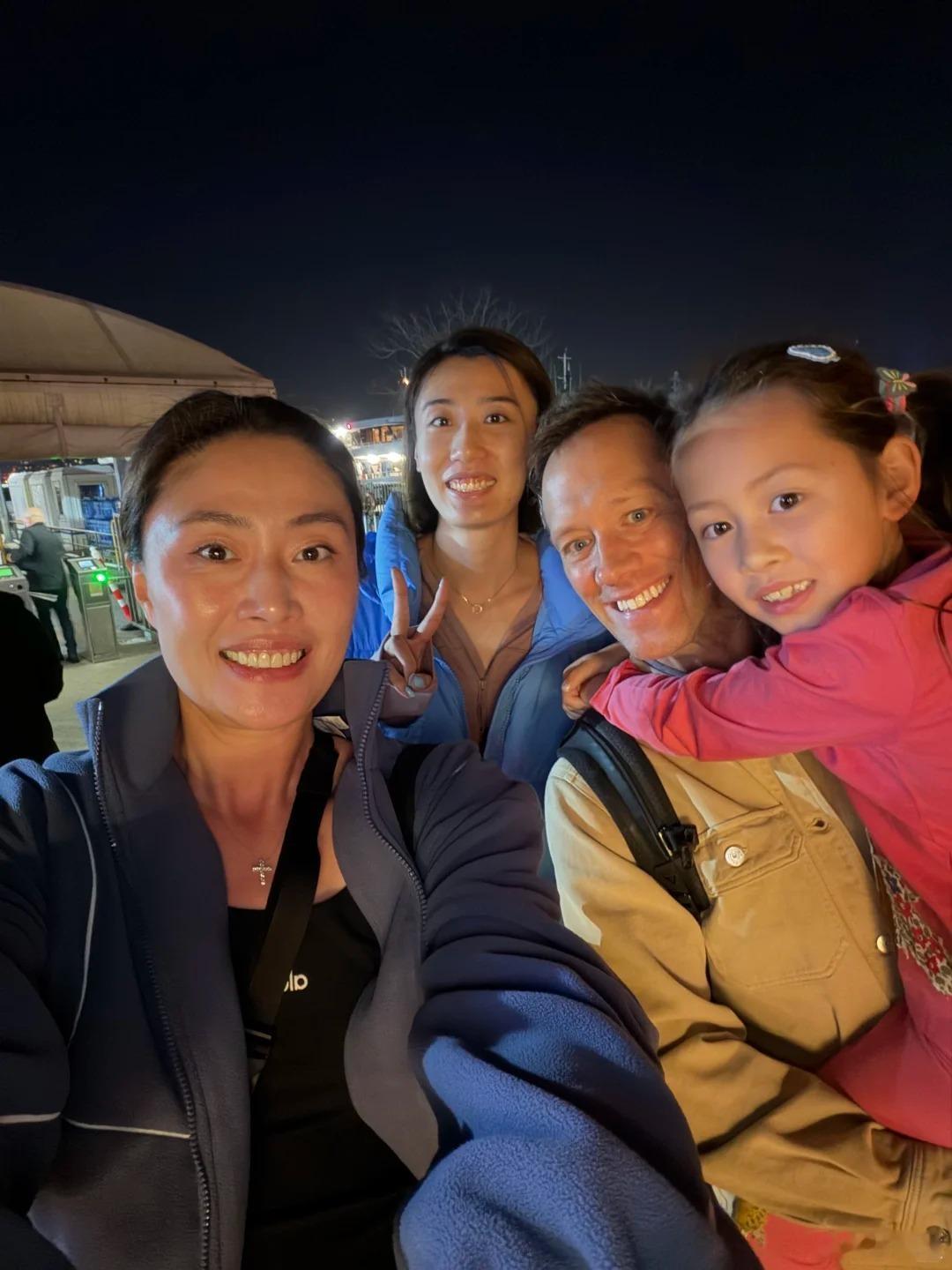 王媛媛中国女排马蕴雯一家三口在土耳其偶遇王媛媛…… 