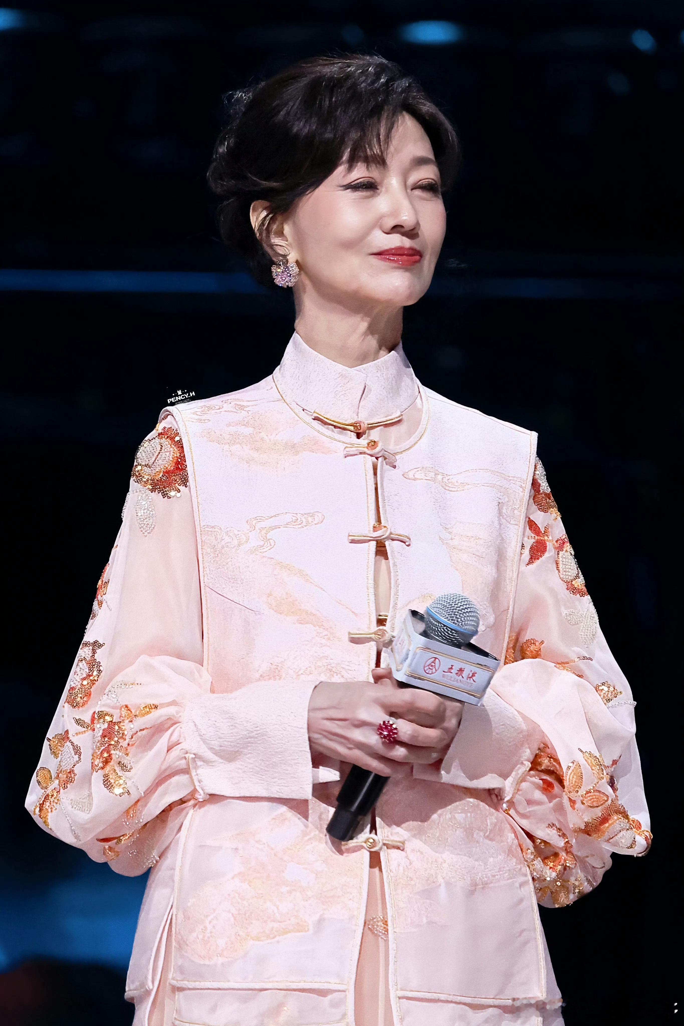 赵雅芝一身白裙梦回白素贞 四川卫视国韵演唱会杀疯了！芝姐白裙出场的瞬间，直接魂穿