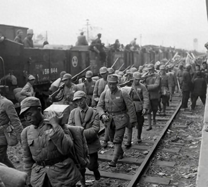 1948年毛泽东收到粟裕电报后察觉异常，果断命令陈毅火速返回华东野战军指挥！
1