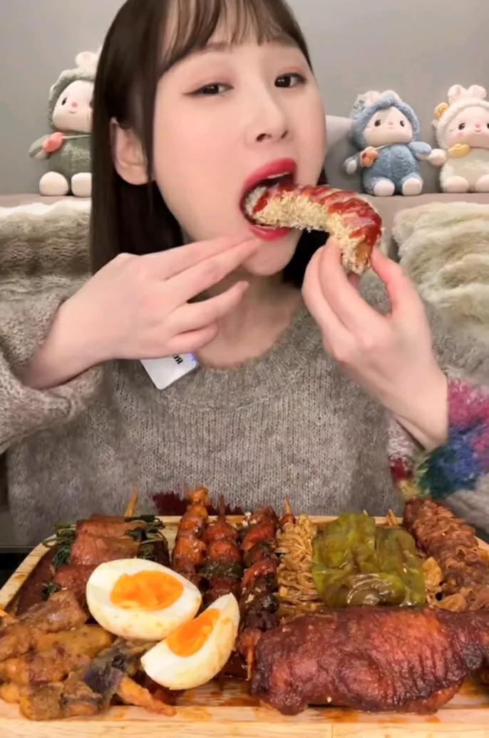 美食佳肴色香味，饕餮盛宴尽欢颜。#美食佳肴大赏# #美食的魅力何在# #美食也好