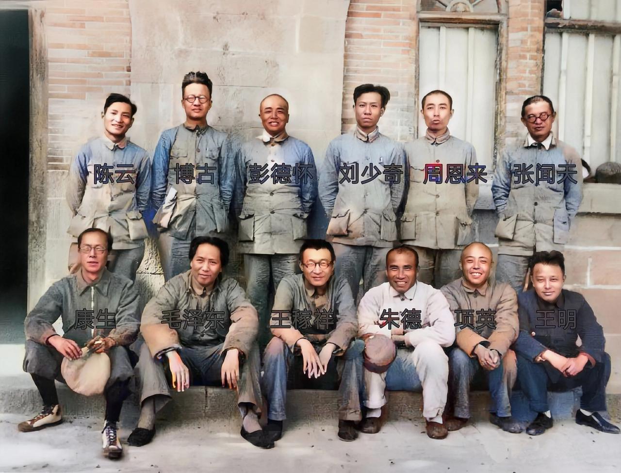 1938年9月29日在延安，决定中国之命运的六届六中全会与会人员合影。

前排左