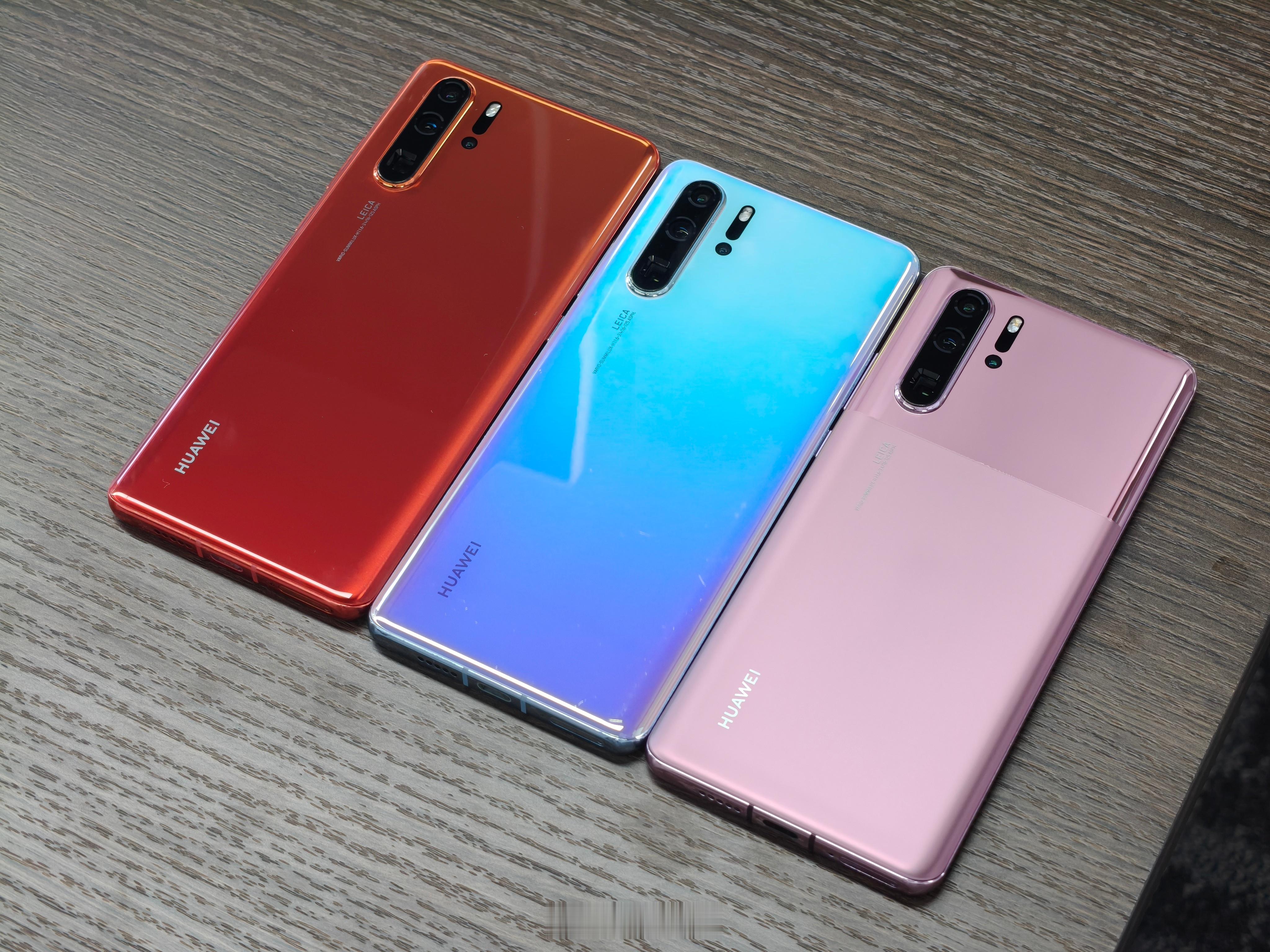 搬新家看见几台华为P30 Pro，这几个渐变色无论什么时候看都不过时啊[酷][酷