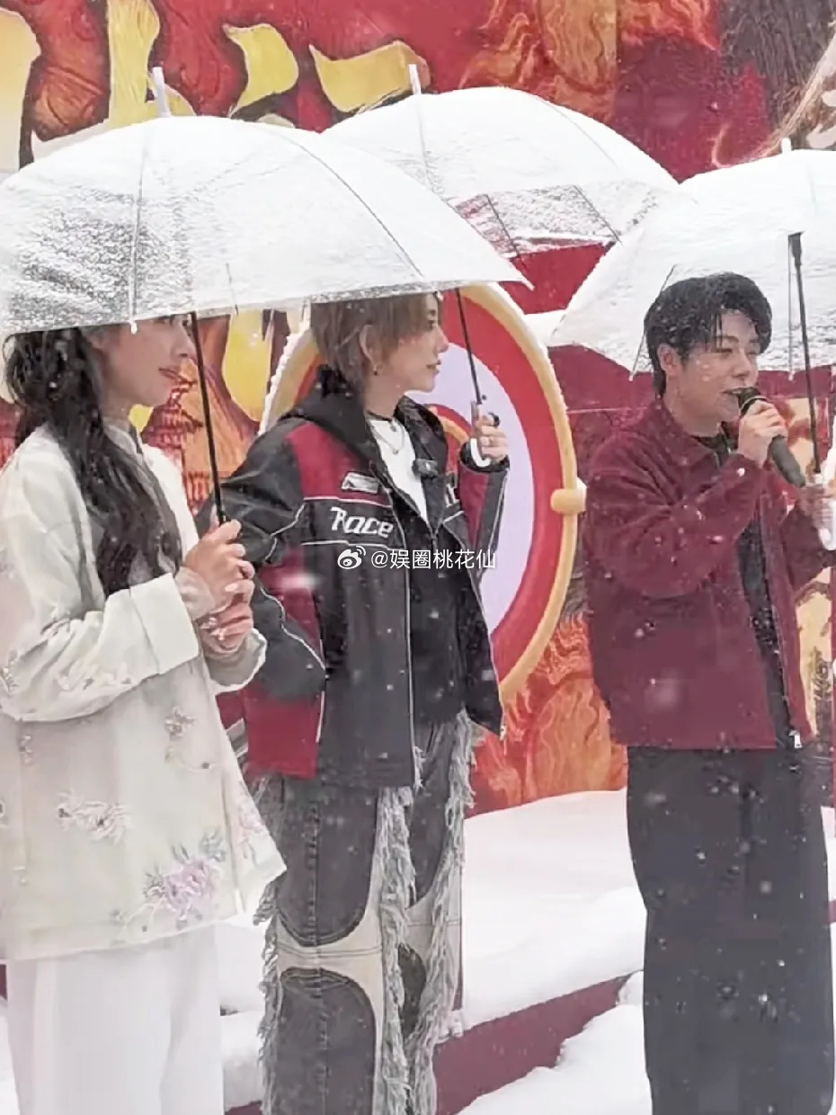 郭碧婷出席元宵活动，小雪中的她，简直太美了！有一说一，她的颜值简直太顶了，是那种