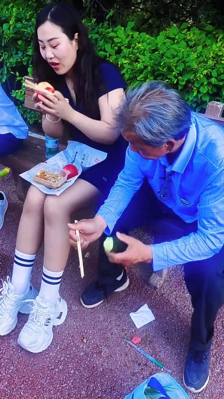 看看谁的头像。