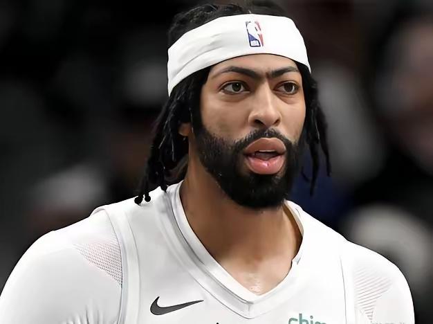 今天戴维斯在少东家鹈鹕的主场，鹈鹕的球迷，看到浓眉拿球就狂嘘他，面对如此环境，反