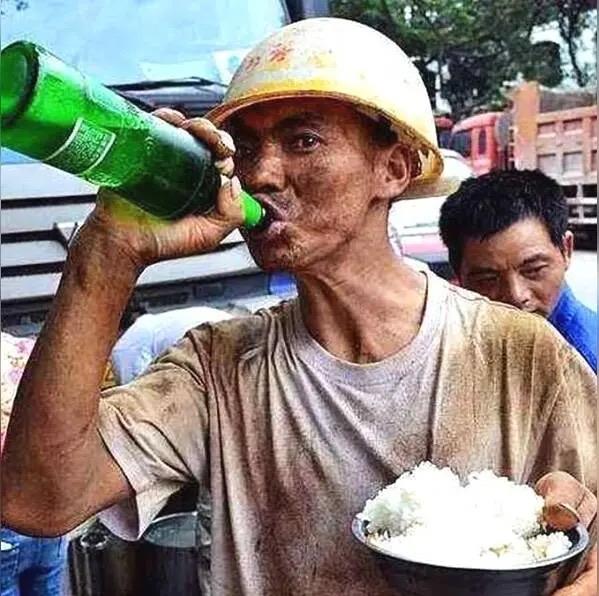 前天一个搬走三十多年小学同学的儿子在村民群发布讣告。



说他62岁的老爸突发