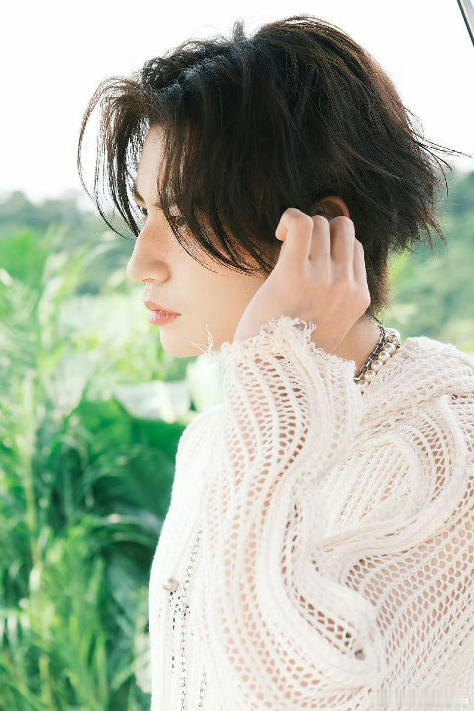 王琳凯苏州线下生图小鬼一身黑低调现身苏州 苏州偶遇生图来了！小鬼一身黑穿搭低调现