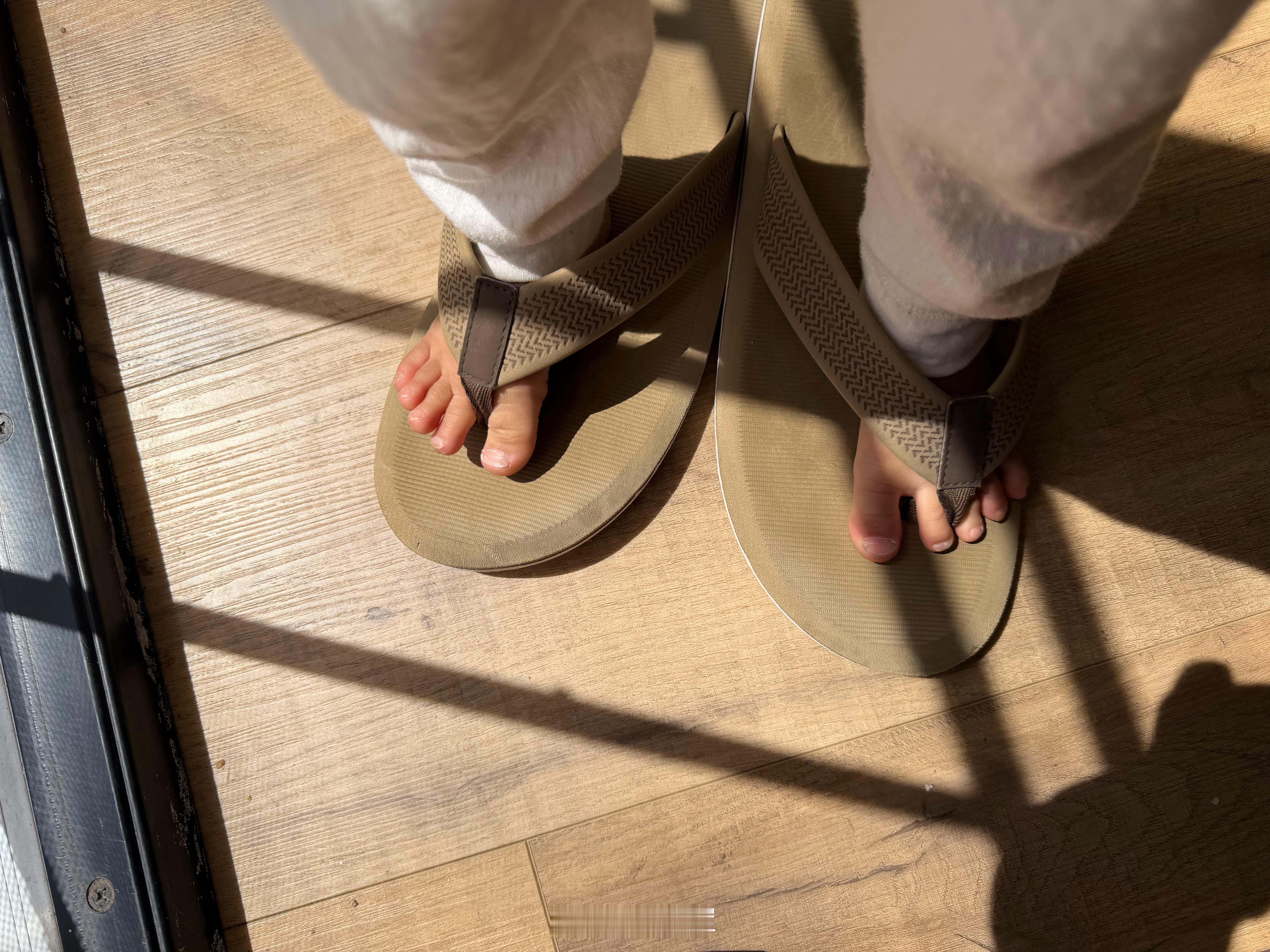 总在记忆里 （1597）：妹妹小脚丫，非要穿爸爸的大鞋。宋昊然大画家网页链接