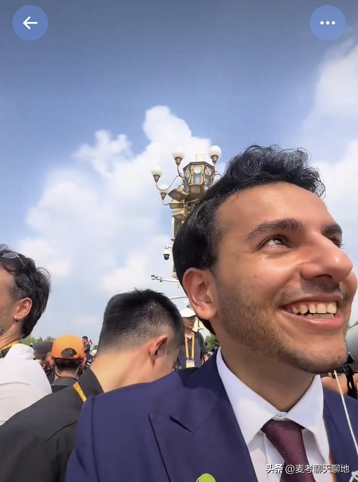 一位伊拉克战争幸存者在社交平台上看到他的同胞方浩明在中国的经历后感慨万千，他写道