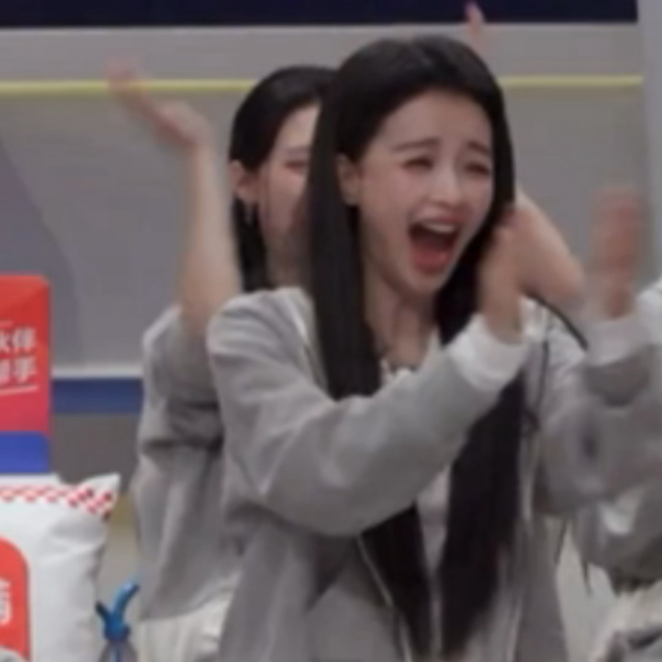 乌兰图雅找到了她最忠实的信徒🙏🏻孙怡看乌兰图雅甩头发的表情