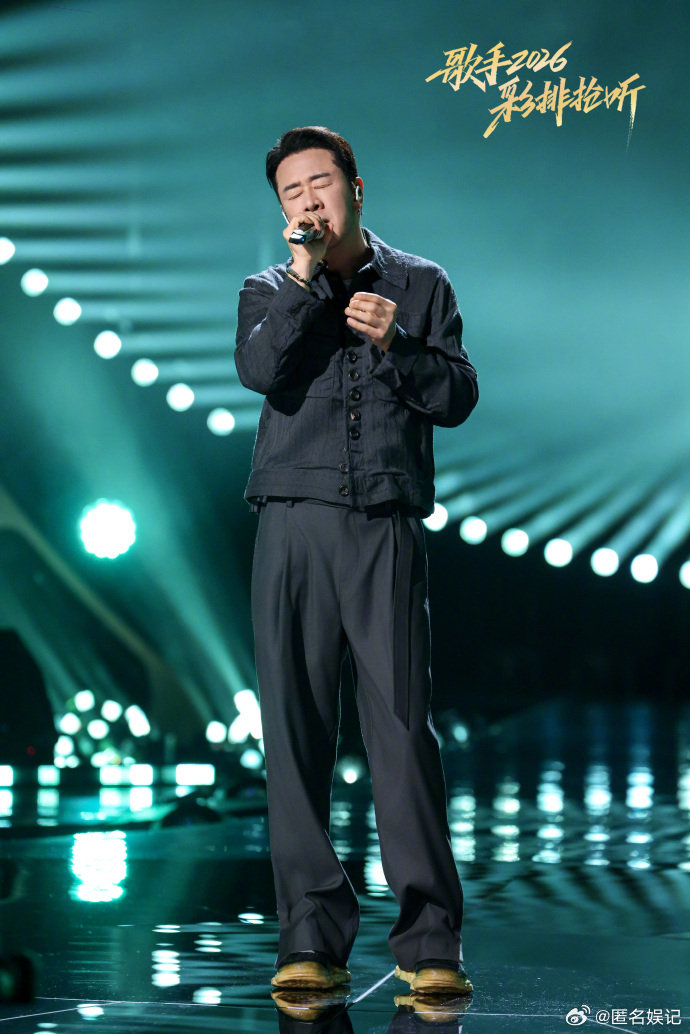 歌手排名杨坤回应淘汰歌手2026公布歌手排名全场安静，杨坤短暂平复情绪后温柔发言