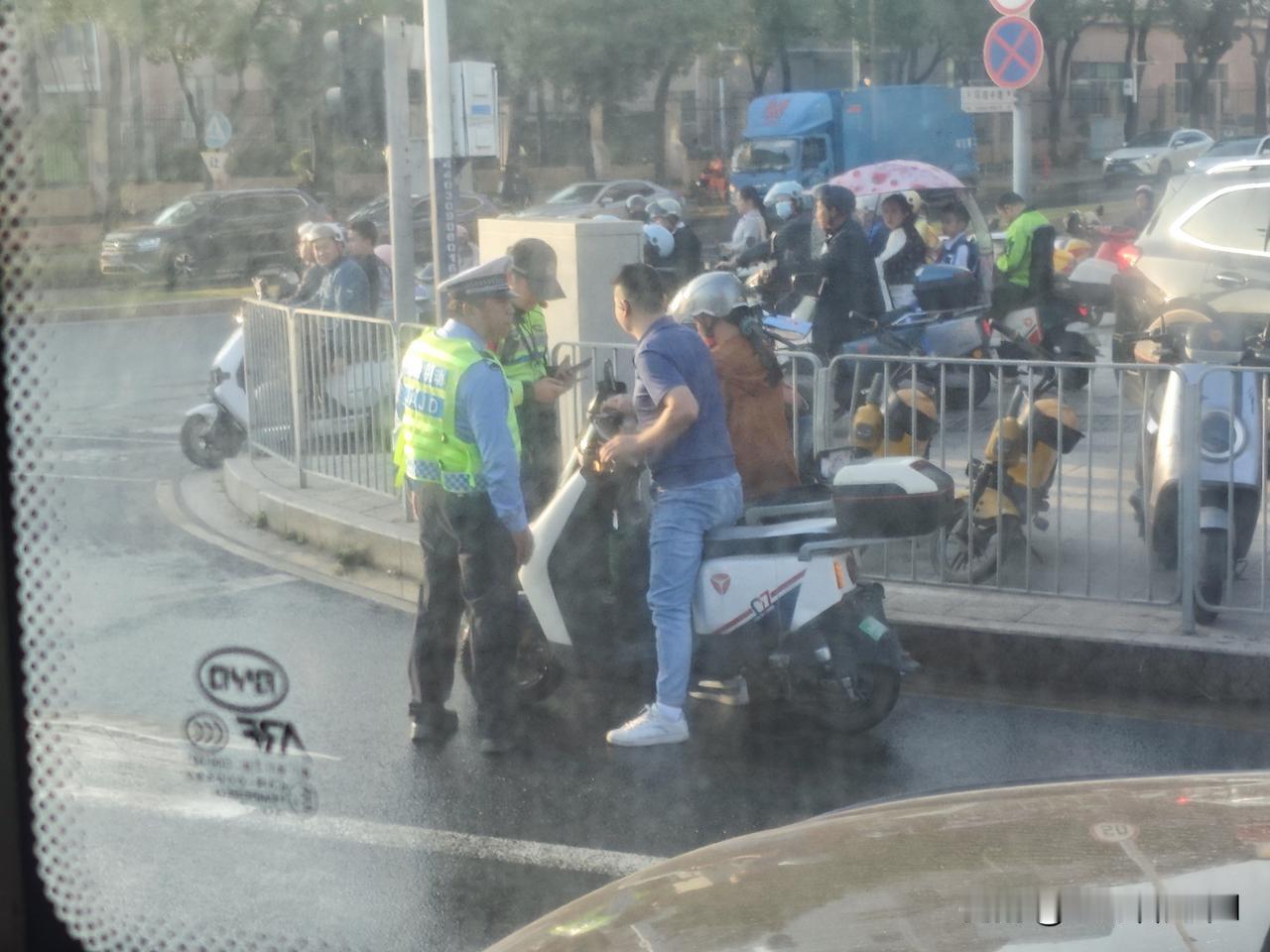 冬日生活打卡季长点心吧，骑电车走机动车道，还不带头盔。虽然是弱势群体。但命是你自