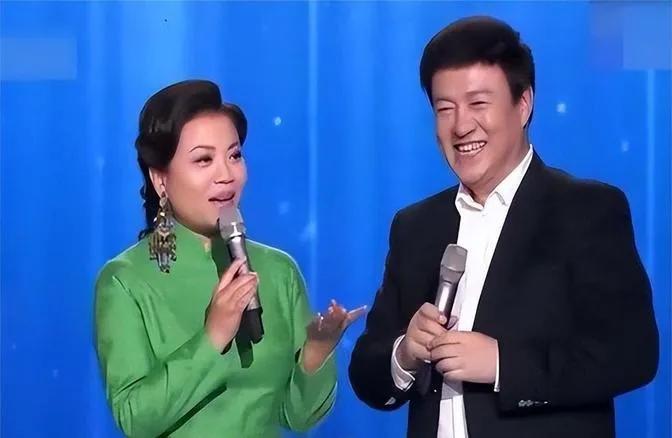 在时光的长河里徘徊， 张也与吕继宏的感人故事展开。 他们相伴多年，未入婚姻的纽带