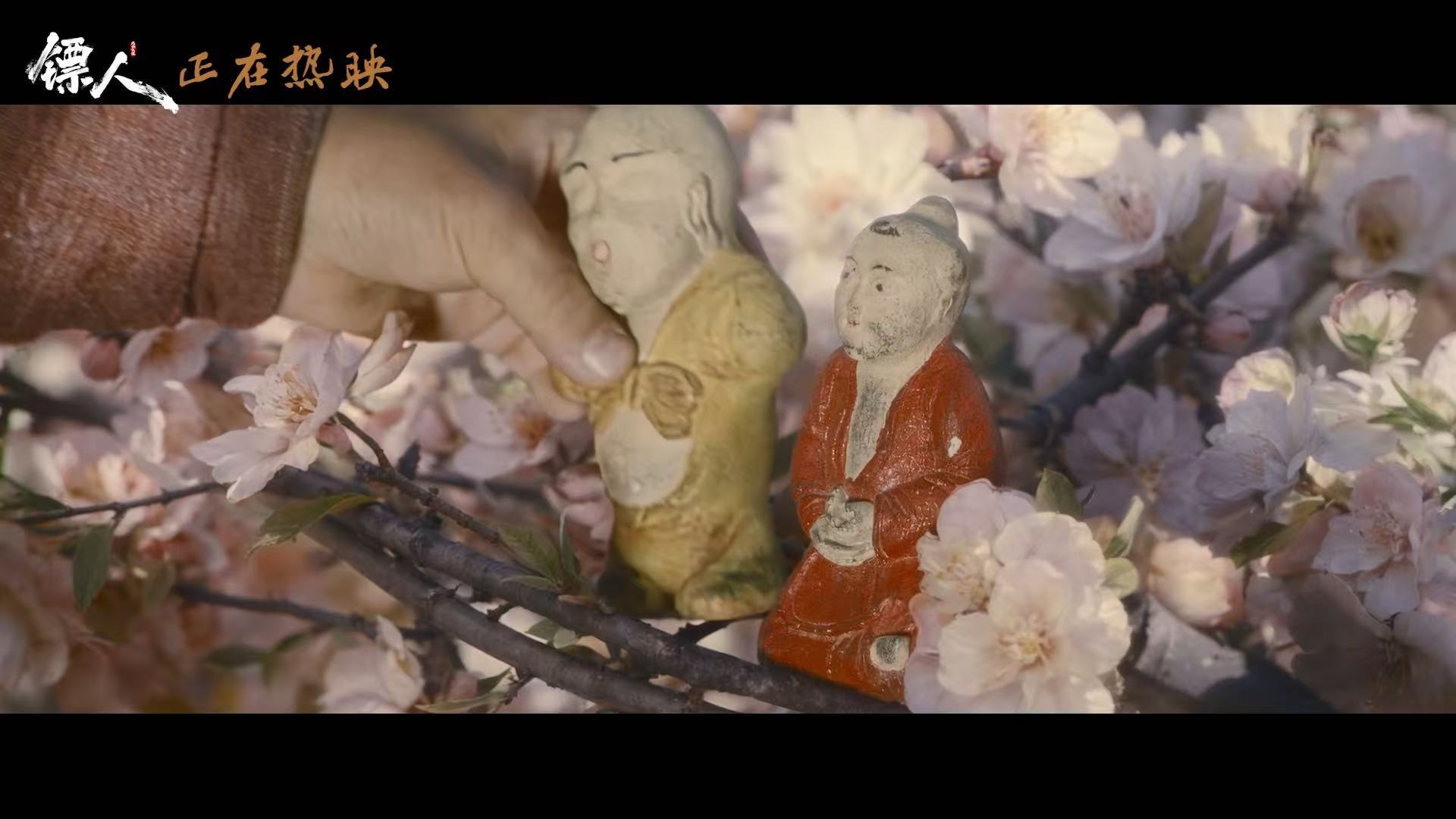 一分钟感受镖人中式美学黄沙漫道，夜色如墨，白雪映刃，烈火焚情。《镖人》写意江湖，