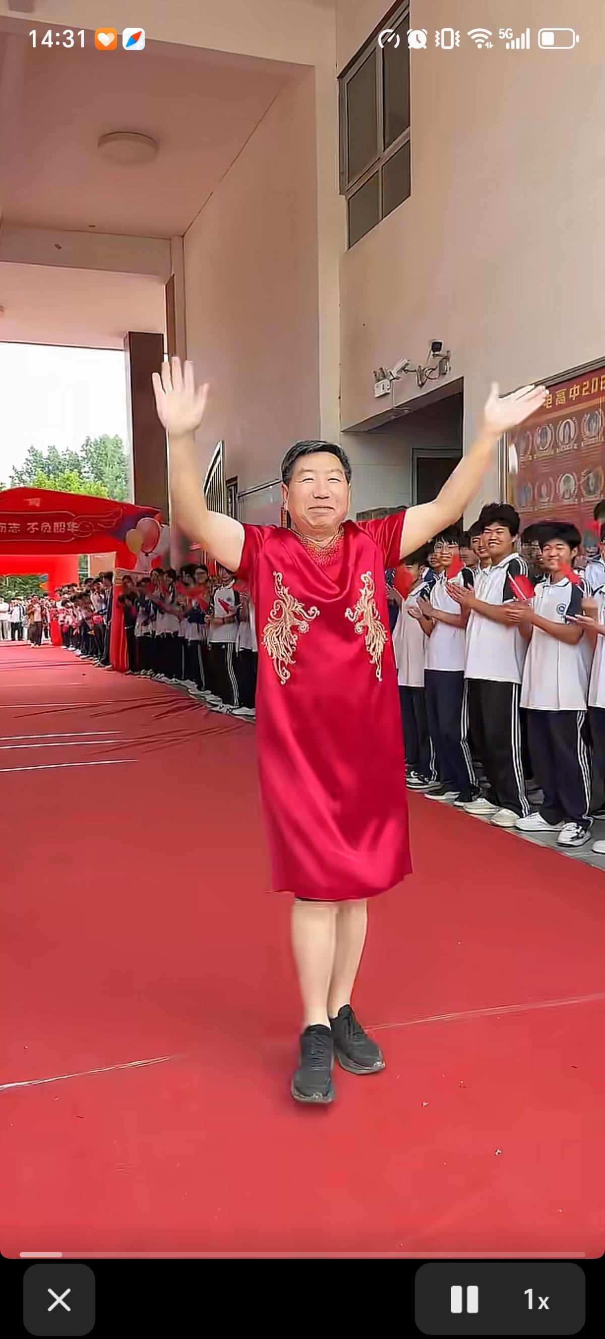 高考“最拼校长”出现了，河南延津无线电高中郑校长亲自穿上了大红祺袍为自己学校的高