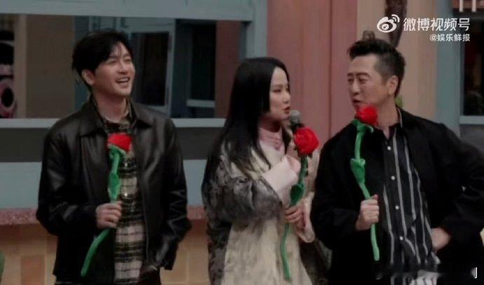 谁不夸一句苏有朋是救场天花板！直播里的突发状况被他秒化解，侧身让话筒的小细节尽显